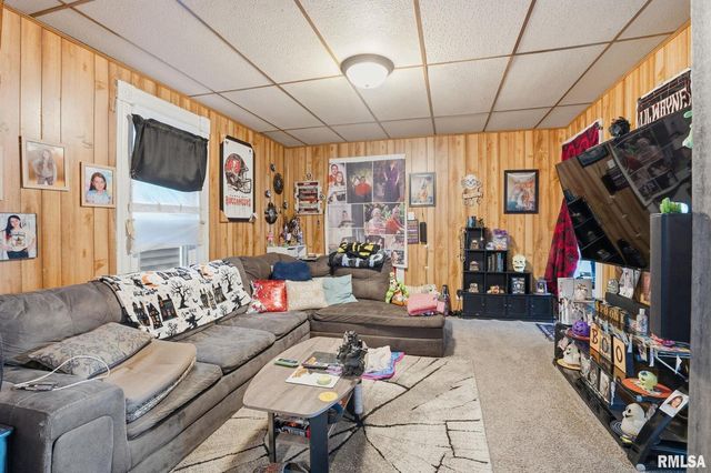 625 N DIVISION Street, Davenport, IA 52802