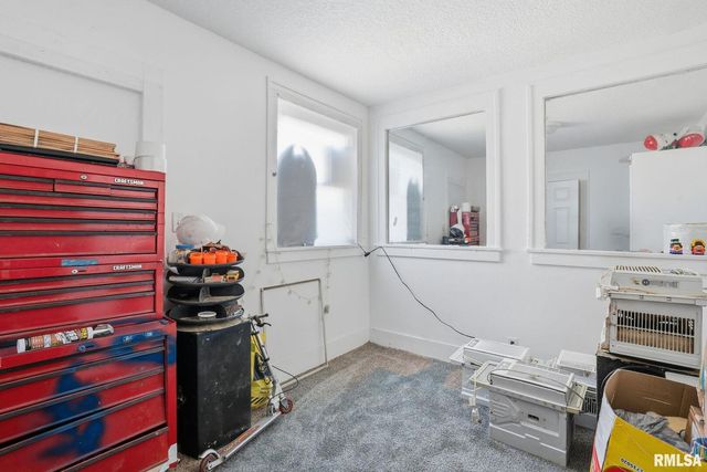 625 N DIVISION Street, Davenport, IA 52802