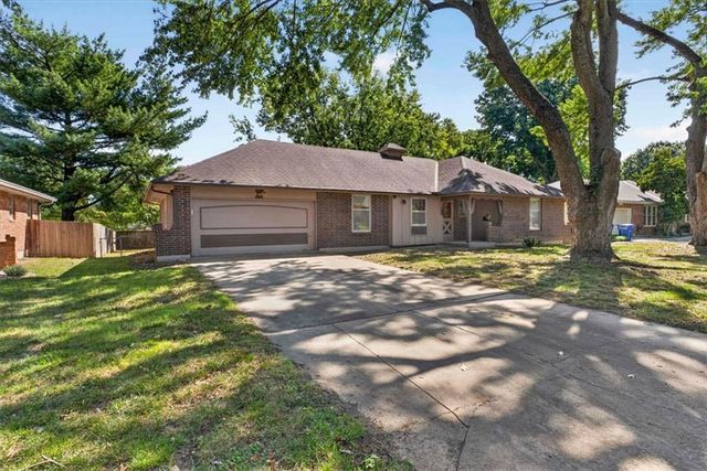 808 NW 10th Street, Blue Springs, MO 64015