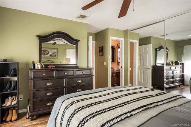 4 Mount Oak Place, Ridge, NY 11961