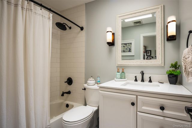 4 Mount Oak Place, Ridge, NY 11961