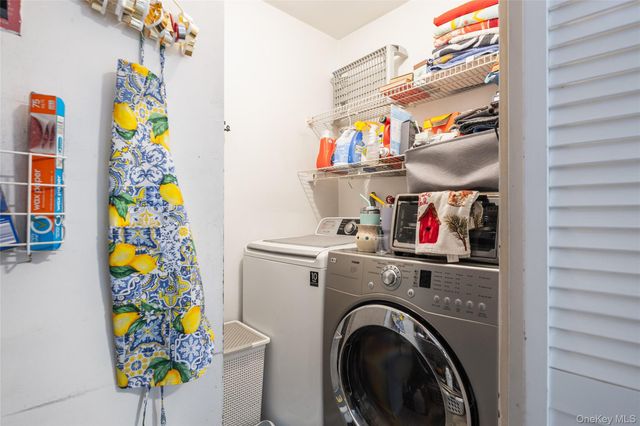 4 Mount Oak Place, Ridge, NY 11961