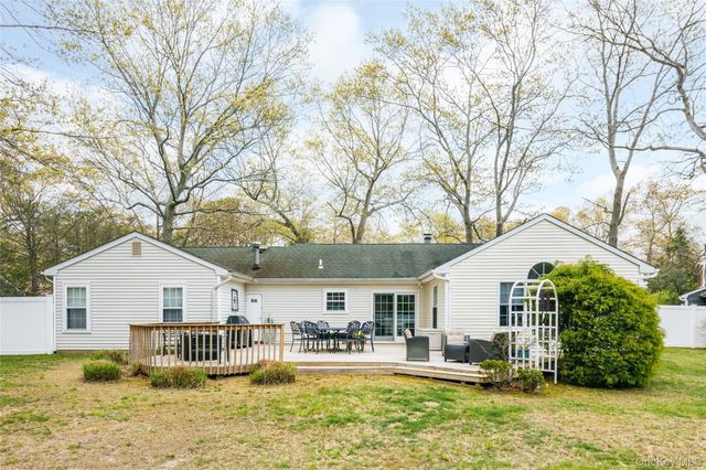 4 Mount Oak Place, Ridge, NY 11961