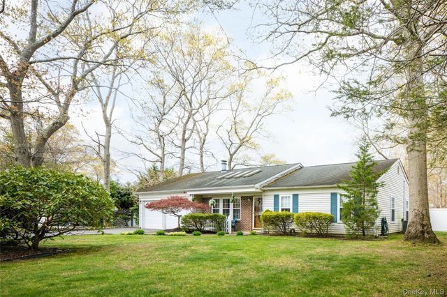 4 Mount Oak Place, Ridge, NY 11961