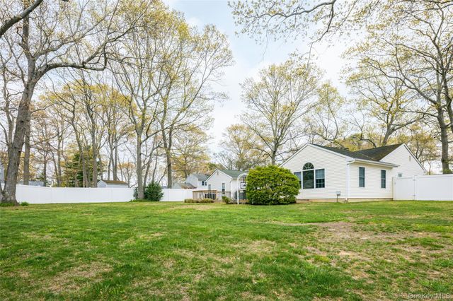 4 Mount Oak Place, Ridge, NY 11961