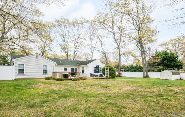 4 Mount Oak Place, Ridge, NY 11961