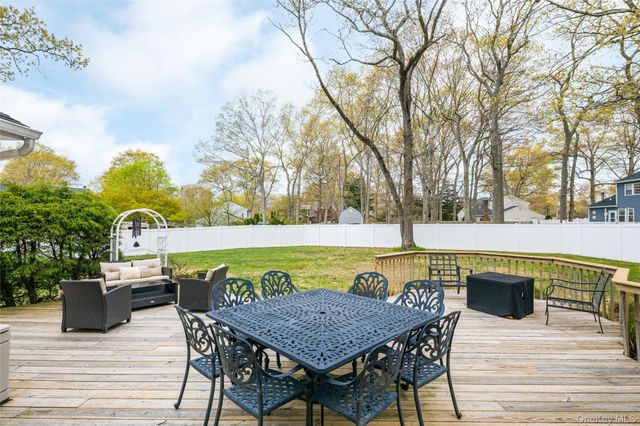 4 Mount Oak Place, Ridge, NY 11961