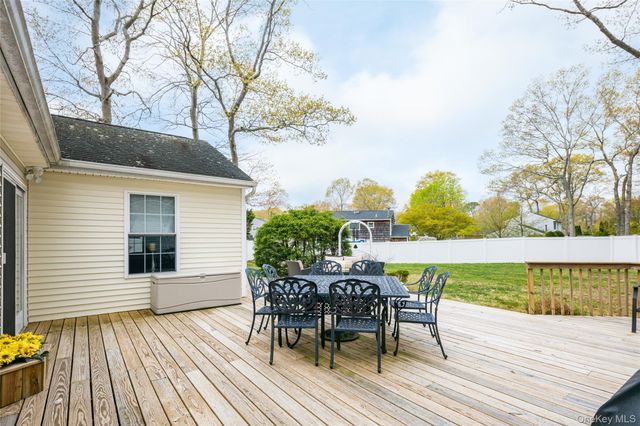 4 Mount Oak Place, Ridge, NY 11961