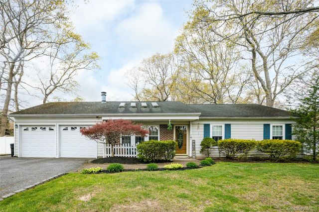 4 Mount Oak Place, Ridge, NY 11961