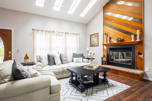 4 Mount Oak Place, Ridge, NY 11961