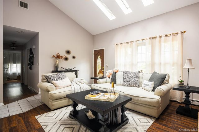 4 Mount Oak Place, Ridge, NY 11961