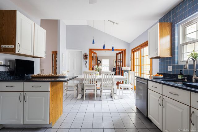 4 Mount Oak Place, Ridge, NY 11961