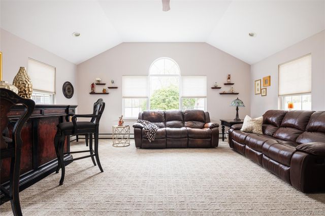 4 Mount Oak Place, Ridge, NY 11961