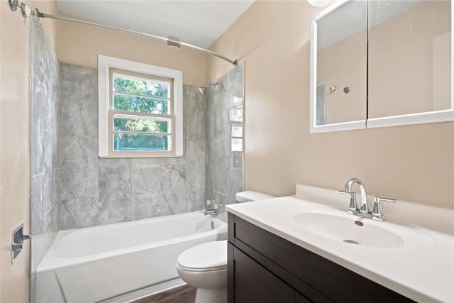 2754 Holcomb Avenue, Des Moines, IA 50310