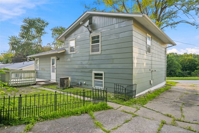 2754 Holcomb Avenue, Des Moines, IA 50310