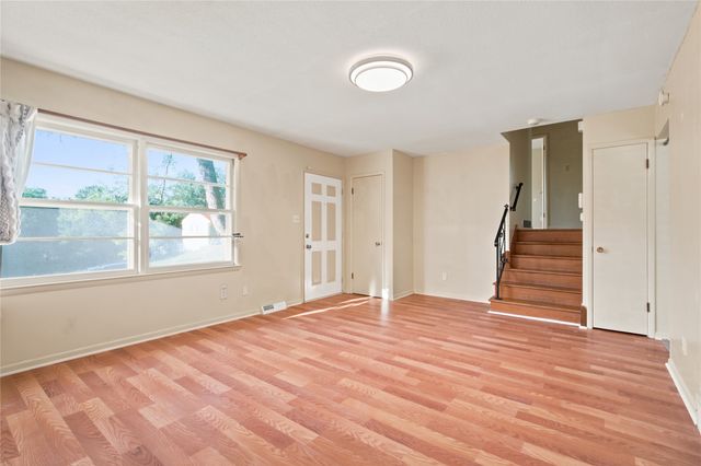 2754 Holcomb Avenue, Des Moines, IA 50310