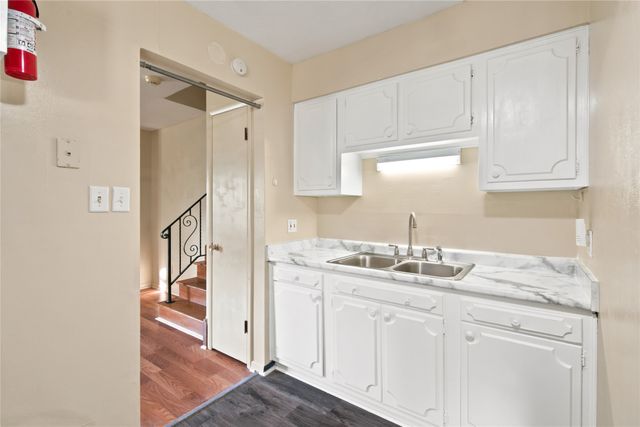 2754 Holcomb Avenue, Des Moines, IA 50310