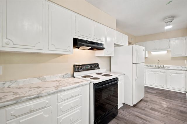 2754 Holcomb Avenue, Des Moines, IA 50310