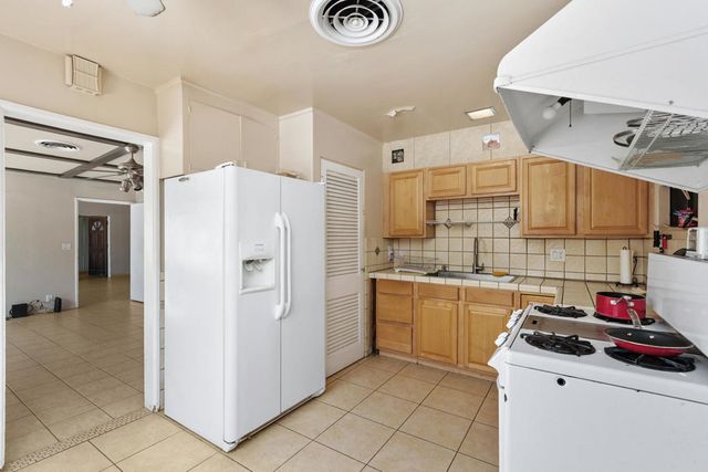 1077 S Riverside Drive, Palm Springs, CA 92264