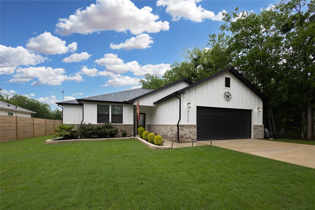 4312 Templeton St, Greenville, TX 75401
