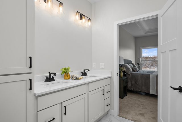 1875 Redbud Circle 102, Eldridge, IA 52748