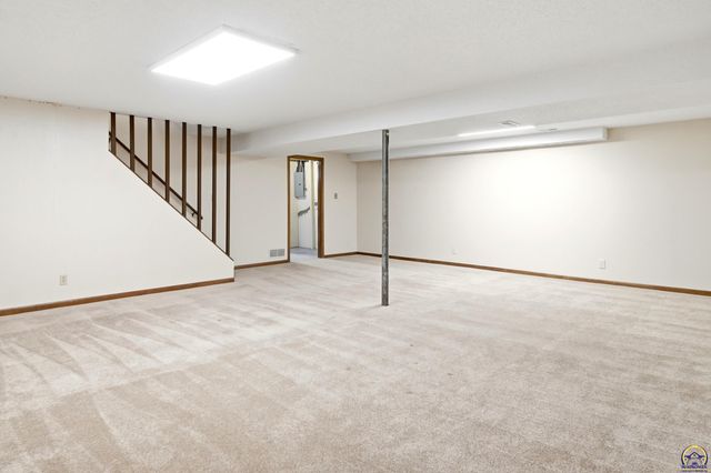 2601 SW Kingsrow RD, Topeka, KS 66614