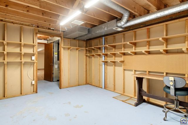 2601 SW Kingsrow RD, Topeka, KS 66614