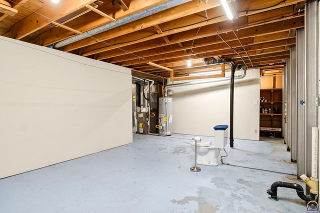 2601 SW Kingsrow RD, Topeka, KS 66614