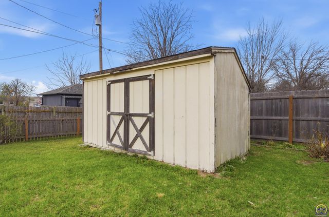 2601 SW Kingsrow RD, Topeka, KS 66614