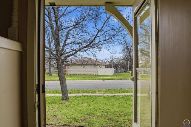 2601 SW Kingsrow RD, Topeka, KS 66614