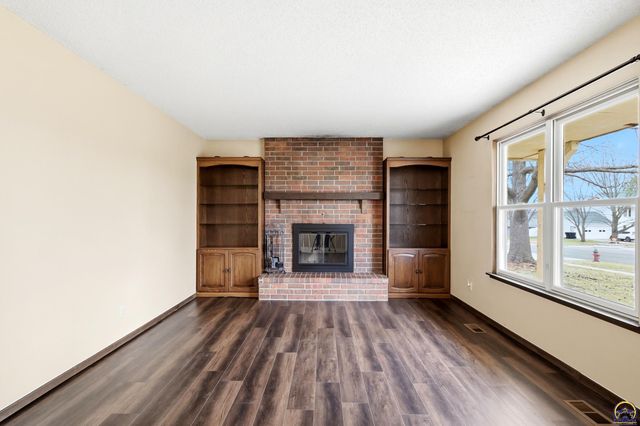 2601 SW Kingsrow RD, Topeka, KS 66614