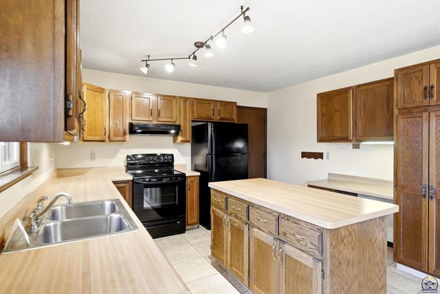 2601 SW Kingsrow RD, Topeka, KS 66614