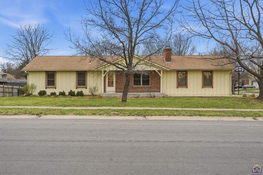 2601 SW Kingsrow RD, Topeka, KS 66614