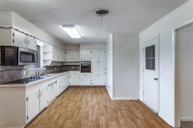 5828 Wales Avenue, Fort Worth, TX 76133