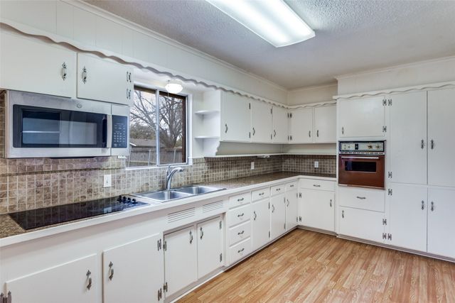 5828 Wales Avenue, Fort Worth, TX 76133