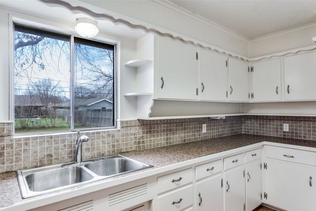 5828 Wales Avenue, Fort Worth, TX 76133