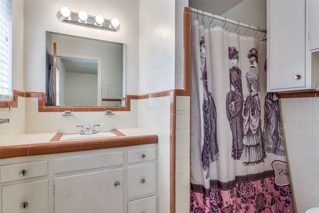 5828 Wales Avenue, Fort Worth, TX 76133