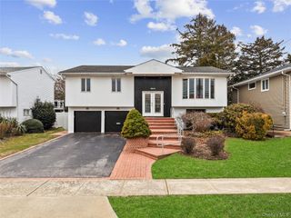 2812 Covered Bridge Road, Merrick, NY 11566