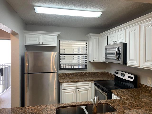 1440 LAKE CRYSTAL Drive H, West Palm Beach, FL 33411