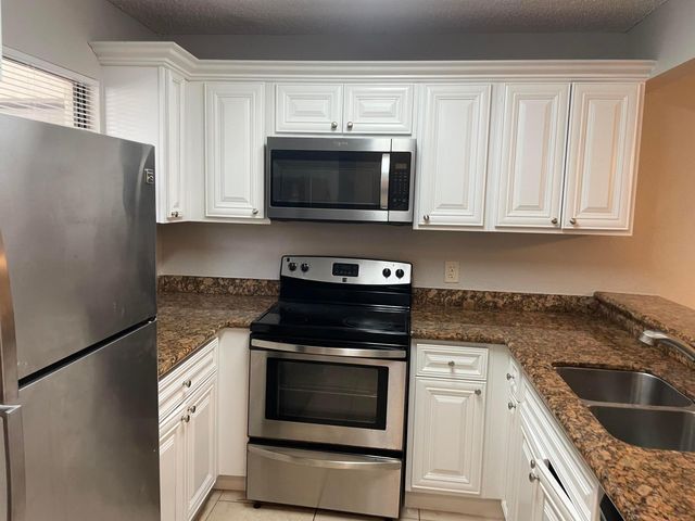 1440 LAKE CRYSTAL Drive H, West Palm Beach, FL 33411