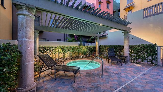 1513 OAK STREET 18, Sarasota, FL 34236