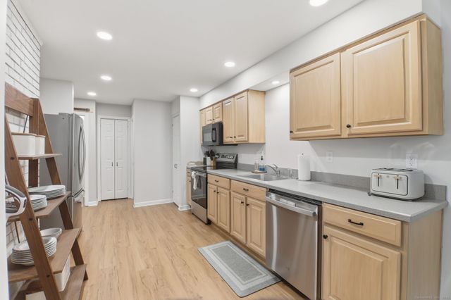 30 Folkstone Road APT E, East Windsor, CT 06016