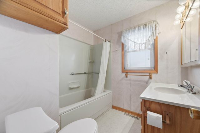 804 W 32nd St N, Wichita, KS 67204