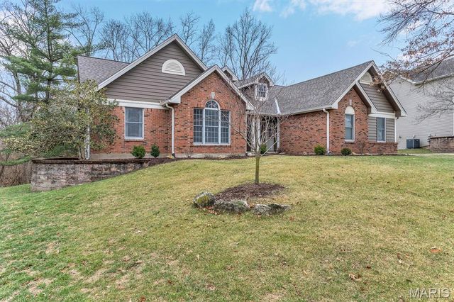 390 Portsmouth Drive, St Charles, MO 63303