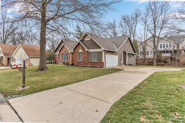 390 Portsmouth Drive, St Charles, MO 63303
