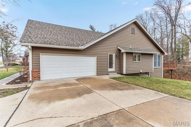 390 Portsmouth Drive, St Charles, MO 63303