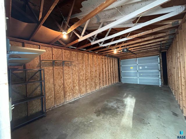 1203 S Newport Pl Place, Sioux Falls, SD 57106