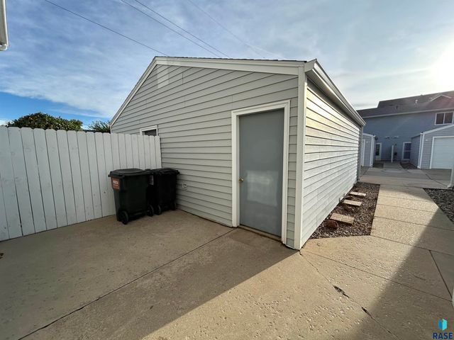 1203 S Newport Pl Place, Sioux Falls, SD 57106