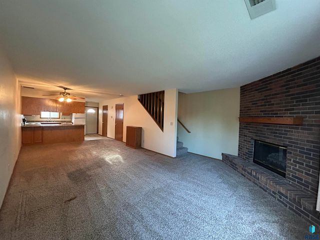 1203 S Newport Pl Place, Sioux Falls, SD 57106