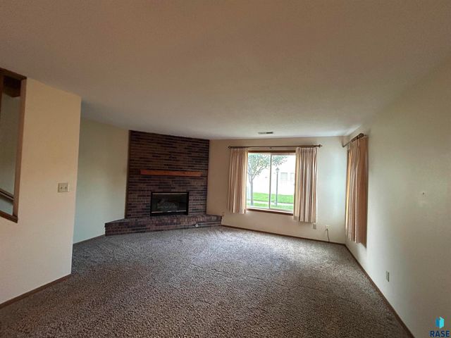 1203 S Newport Pl Place, Sioux Falls, SD 57106